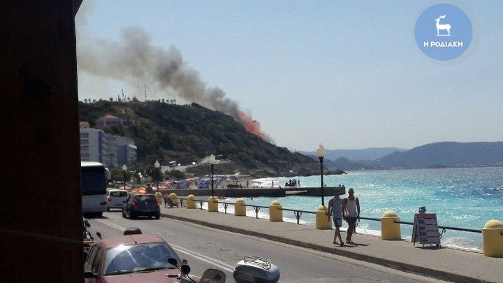 Φωτιά κοντά στην πόλη της Ρόδου – Απειλούνται σπίτια (εικόνες)